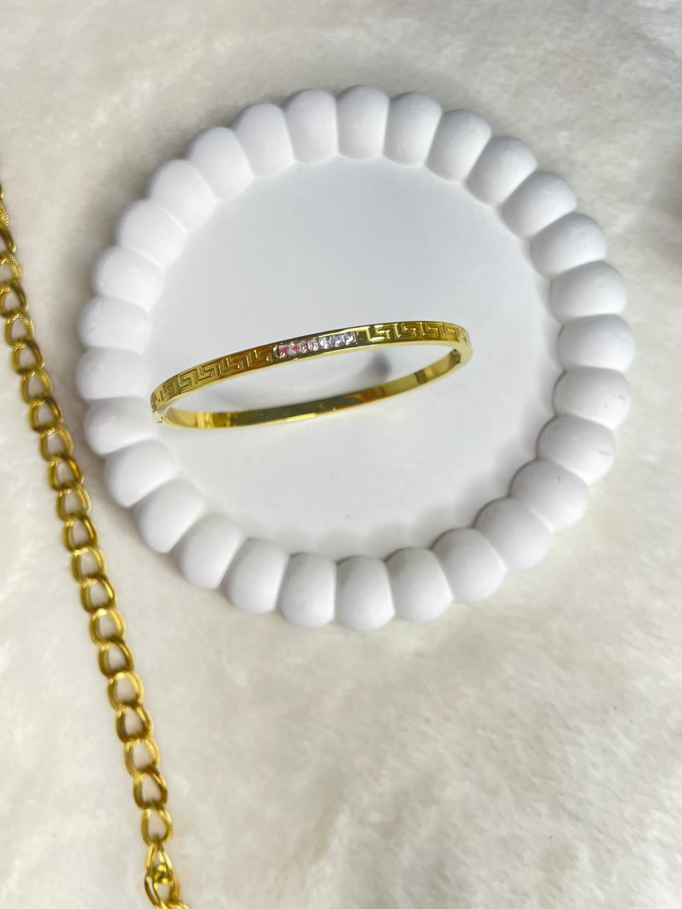 Queen’s Gold Brace Duo